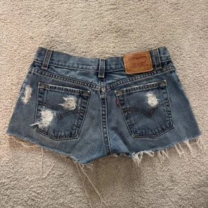 Blå jeansshorts från Levi's - Midjemått rakt över: 35 cm Grenhöjd: 21 cm Skriv gärna om det finns frågor!💗💕