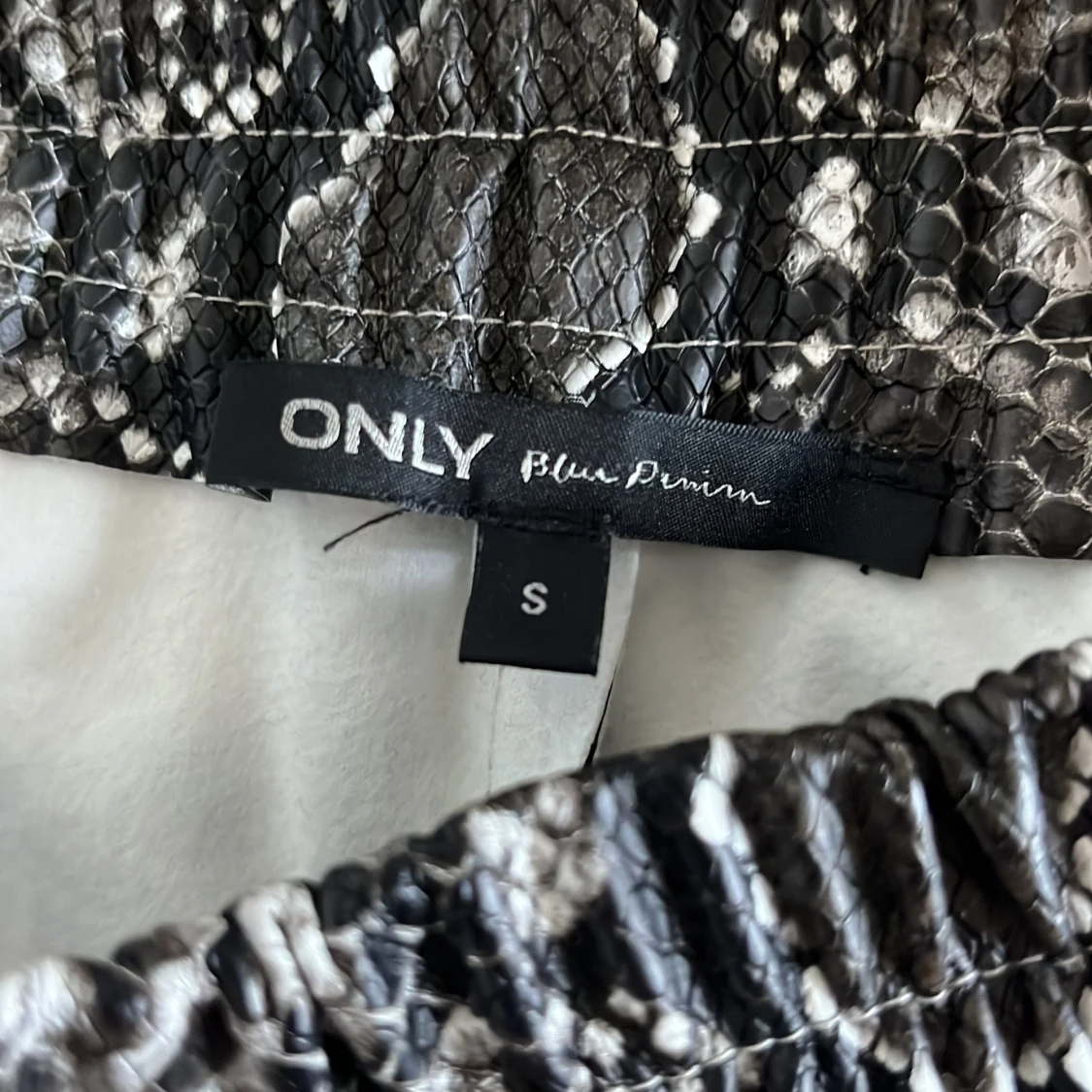 Ormmönstrade byxor från ONLY - 2