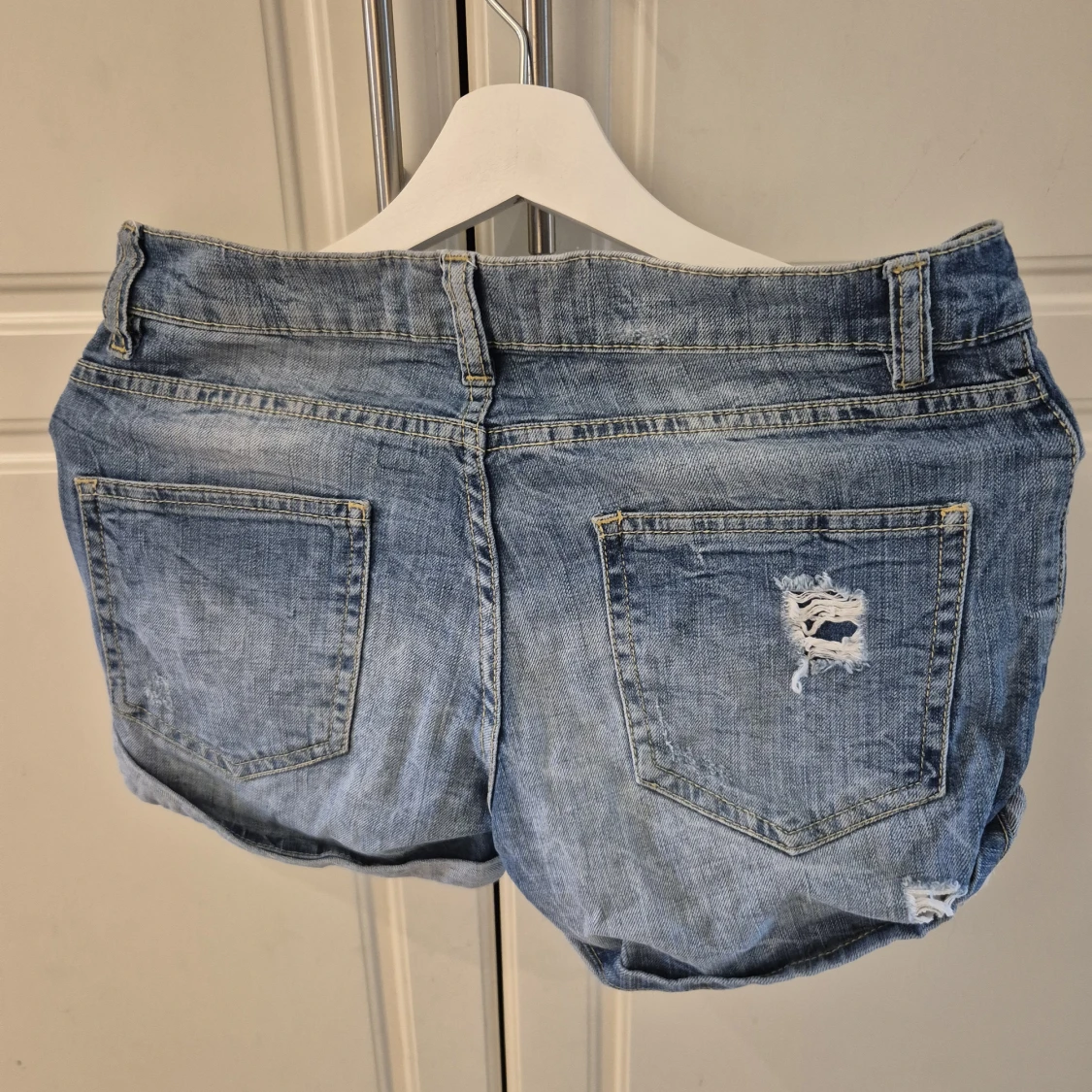 Blå slitna jeansshorts från Lindex - 1