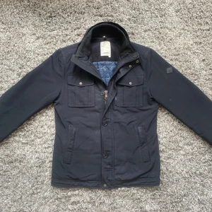 J Lindeberg field jacket - Säljer denna riktigt feta j Lindeberg field jacketen!⭐️Skick : 9/10🙌Storlek S passar S!⭐️NYPRIS = 4000kr! Hör gärna av er om ni har funderingar!👍