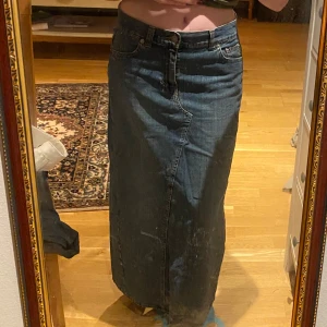 Jeans Maxikjol - Denim Maxikjol med en slit där bak, fungernade fick bpde fram och bak och i mycket bra skick bortsett från ett pyttelitet hål vid gylfen som jag inte märkt förens jag tog dessa bilder(syns i sista bilden) tyget är lite åt det tunnare hållet och väldigt bekvämt så den andas bra på sommaren, intw riktigt min stil längre tyvärr.