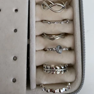 Mix av silverringar & örhängen Pandora - Säljer ringarna som är på de två första bilderna. Säljer örhängen som bl.a är från Pandora, Edblad och Alice Stenlöfs kollektion. Kan skicka mer bilder när jag bär de. 