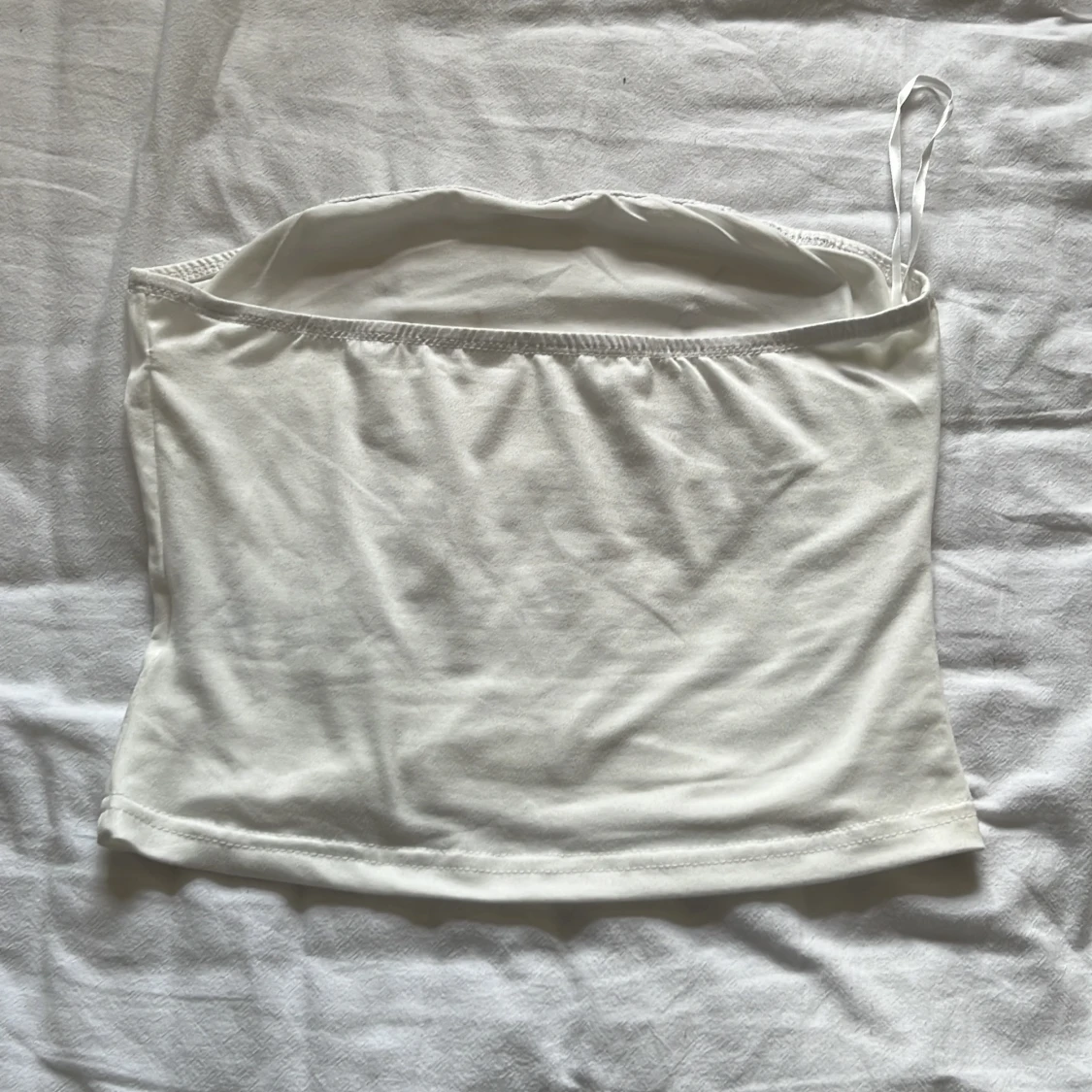 Vit tubtopp med rött spindelnät SHEIN - 1