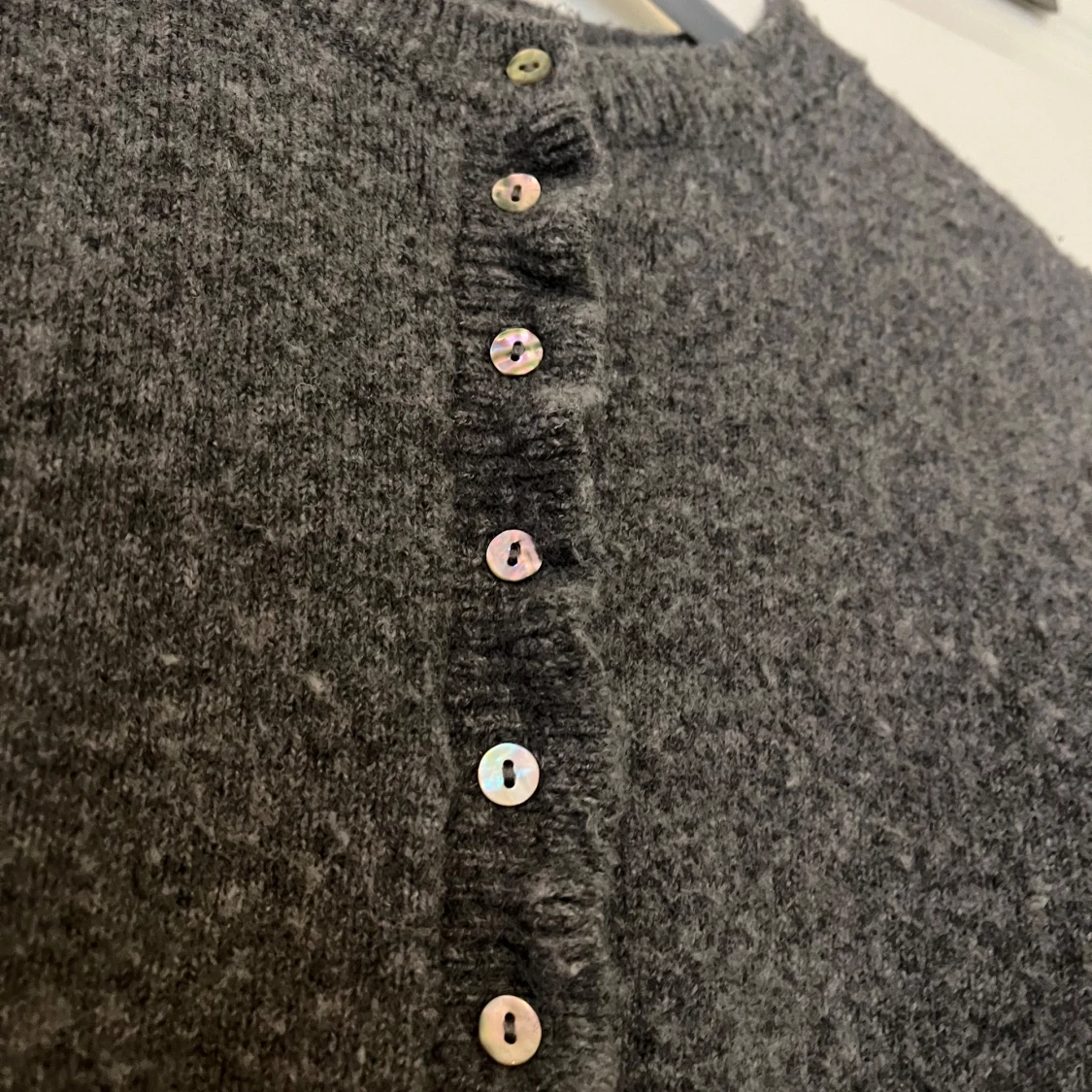 Grå kofta med volang från Zara - 3