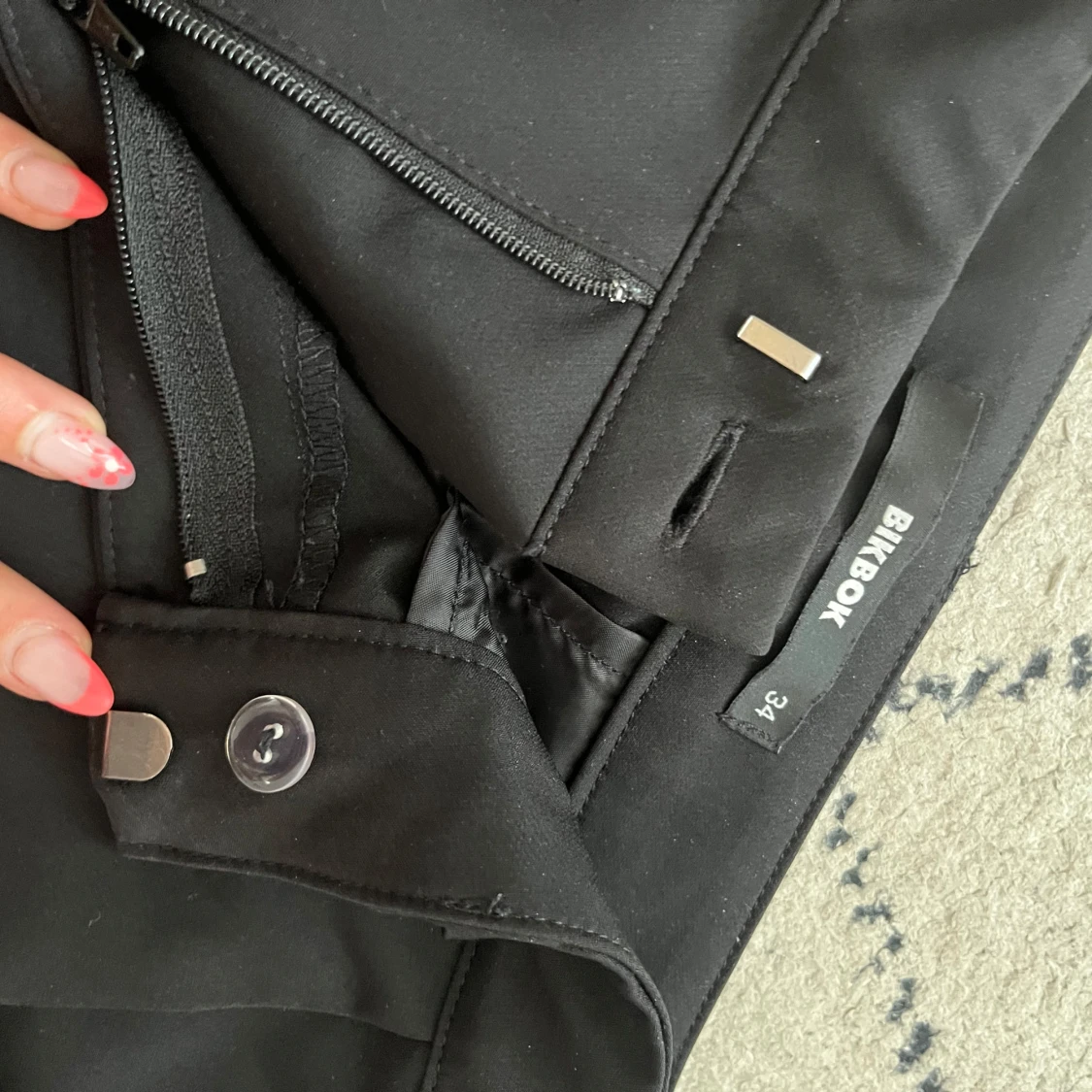 Svarta kostymbyxor från BikBok