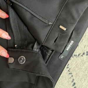 Svarta kostymbyxor från BikBok - Svarta kostymbyxor från BikBok i storlek 34. Byxorna har låg midja, raka ben och klassisk dragkedja med knapp framtill. Snygg passform och stilren look som funkar till många outfits. 🩵🩵Köpt för 500!