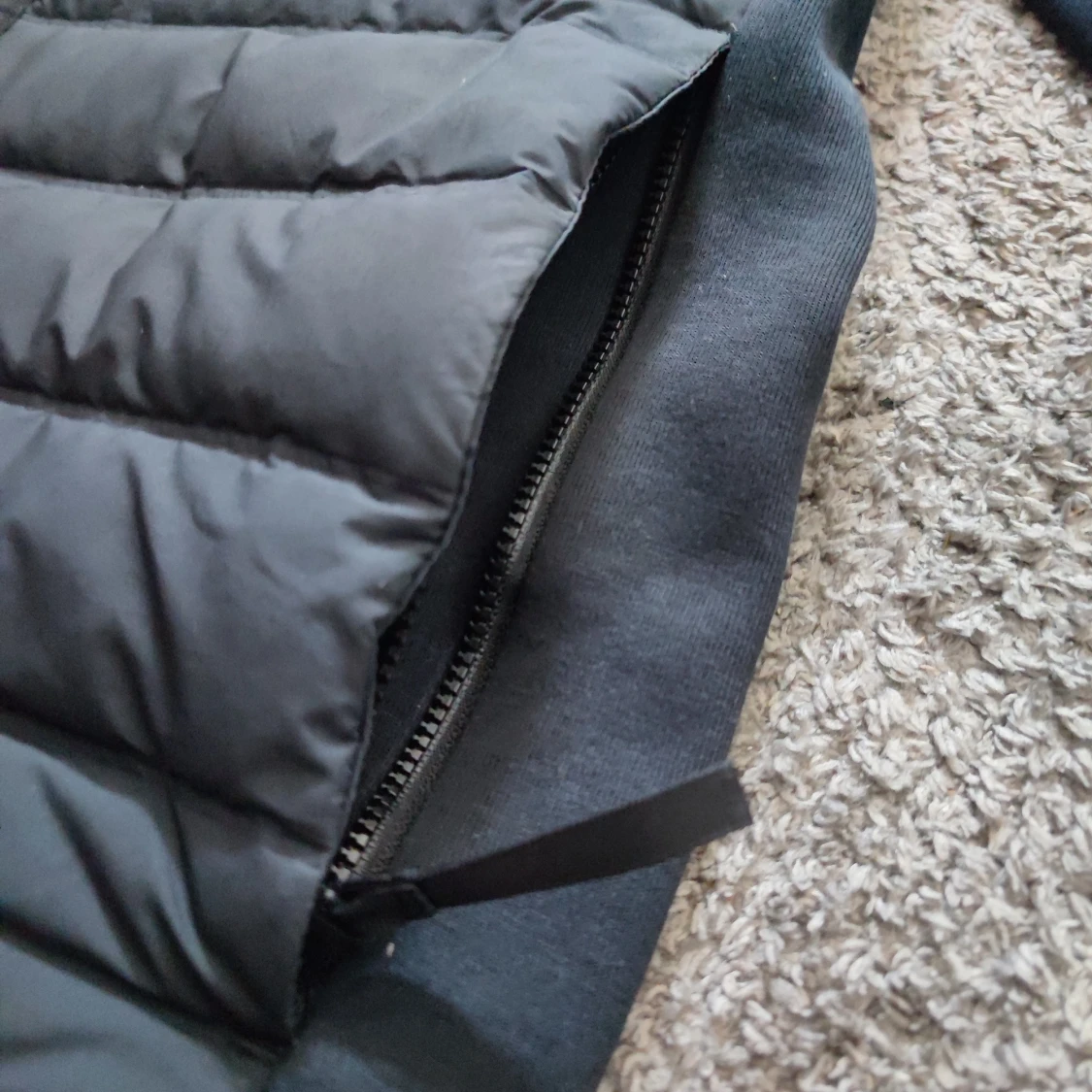 Svart pufferjacka med huva från Adidas - 3