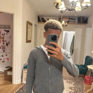 Kashmir ziphoodie från sayless😩 - Fet Kashmir zip-hooide från sayless i grå. Zip-hoodien är i storlek XS-herr. Rekommenderas att vara ungefär 165-175cm och väga 50-60kg kanske även 65kg. Jag på bilden är 164cm lång och väger 49kg. Den sitter lite stort på mig. Bara att höra av sig vid funderingar.👌🙏