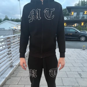 Tuttolente Dress - Säljer denna skitsnygga dressen som är slutsåld, säljer den då den inte kommer till användning. S på byxorna och M i tröjan. Pris kan diskuteras!