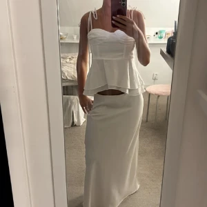 Vit blus med volang  - Supersöt blus från Zara, fint skick 💓