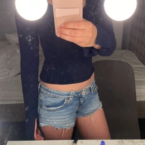 Soft touch gina tricot strl s - En superfin tajt mörkblå tröja med utsvängda armar. Tror inte att dom säljer den här modellen längre (iallafall inte där jag bor) och säljer den då den tyvärr aldrig kommer till användning längre ❤️ pris kan diskuteras men skulle tro nånstans vid 100kr. Använd ett fåtal gånger men är så gott som ny ❤️ hör gärna av er innan ni köper! ❤️❤️
