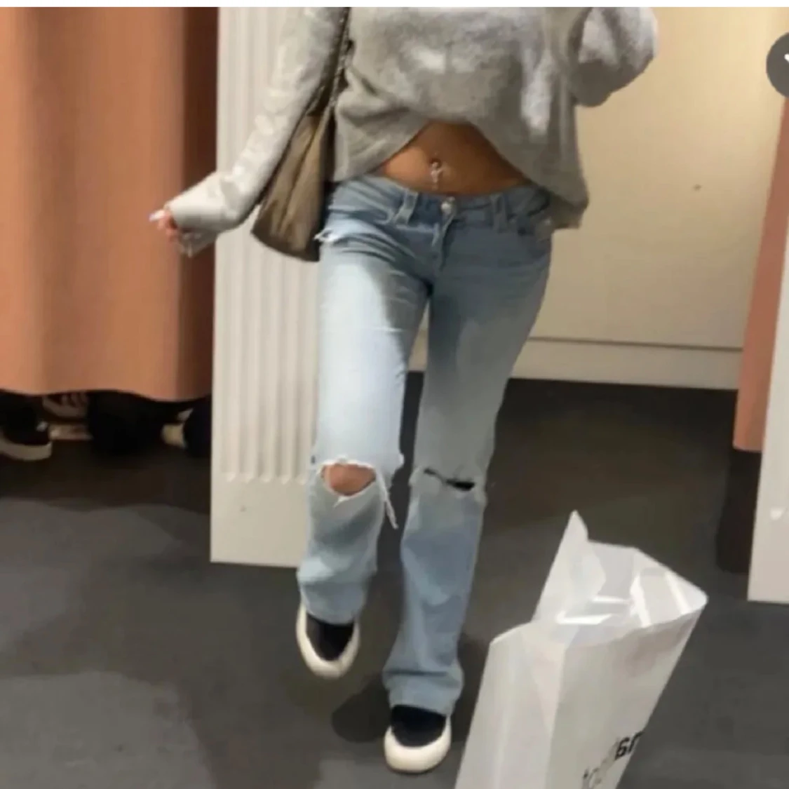 Ljusblå slitna jeans med hål - boothcut