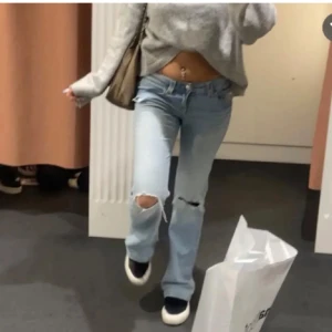 Ljusblå slitna jeans med hål - boothcut - Super fina jeans från Gina i storlek 164 men passar xs, för fler bilder eller frågor hör av er ❣️
