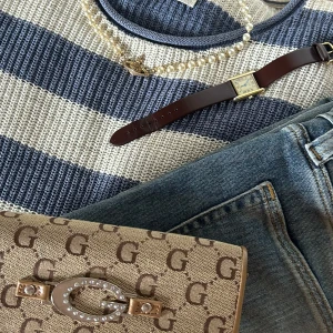 Randig stickad tröja Peak Performance - Säljer en stickad tröja från Peak Performance i storlek L. Tröjan har breda marinblå och beige ränder, rund halsringning och är långärmad. 