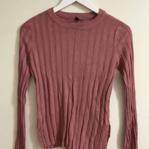 Ribbad rosa långärmad tröja - Säljer en ribbad långärmad tröja i en snygg rosa nyans. Köpt från H&M💫