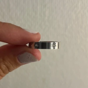 Ring - Säljer en snygg silver ring i storlek 16 mm med diamanter