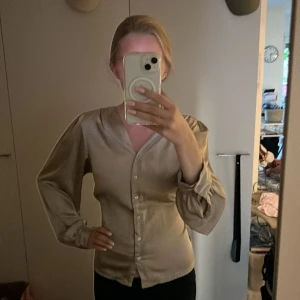 Snygg blus - En festlig blus från cassels. Satäng tyg. I storlek s. Passar xs också. Säljer då den inte kommer till användning längre 🙂 skriv för mer information!😁 den är i jättebra skick då jag inte har använt den så mycket 