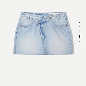 Ljusblå jeanskjol från Bershka - Helt ny aldrig använd jag har bara provet den. 