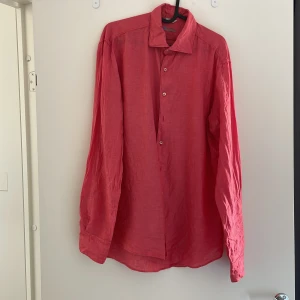 Röd linneskjorta från Stenströms M - Snygg röd skjorta från Stenströms i luftig linne, perfekt för varmare dagar. Klassisk krage, knäppning framtill och långa ärmar. Enkel och stilren design som passar till mycket.