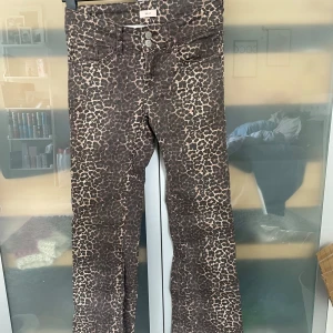 Leopardmönstrade bootcut jeans Nelly - Snygga bootcut jeans från Nelly med leopardmönster i bruna och beige toner. Hög midja, klassisk femficksmodell och tre knappar framtill. Jeansen är i bomullsmix och har en riktigt trendig vibe som sticker ut. Skriv om du undrar något, kolla min profil innan du trycker på köp nu💕💕