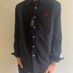 Sprillans ny Ralph lauren skjorta  - Denna skjorta är helt ny och prislappen sitter kvar. Den är i ett linne material perfekt till sommaren. Den är i strl S slimfit o sitter riktigt fint.