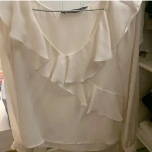 Zara blus - Super söt blus från Zara! Bra skick💕🌷