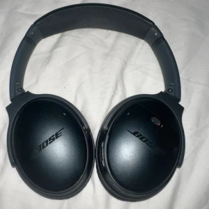Bose hörlurar noice cancelling - Jag säljer mina trådlösa Bose hörlurar (Quiet Comfort). De är smått slitna vid det mjuka på öronen men inget som syns vid användning. Annars är de i mycket bra skick. Ljudet är otroligt bra och har noice canceling som är anpassningsbart. Köpta från Elgiganten för 4590kr.  