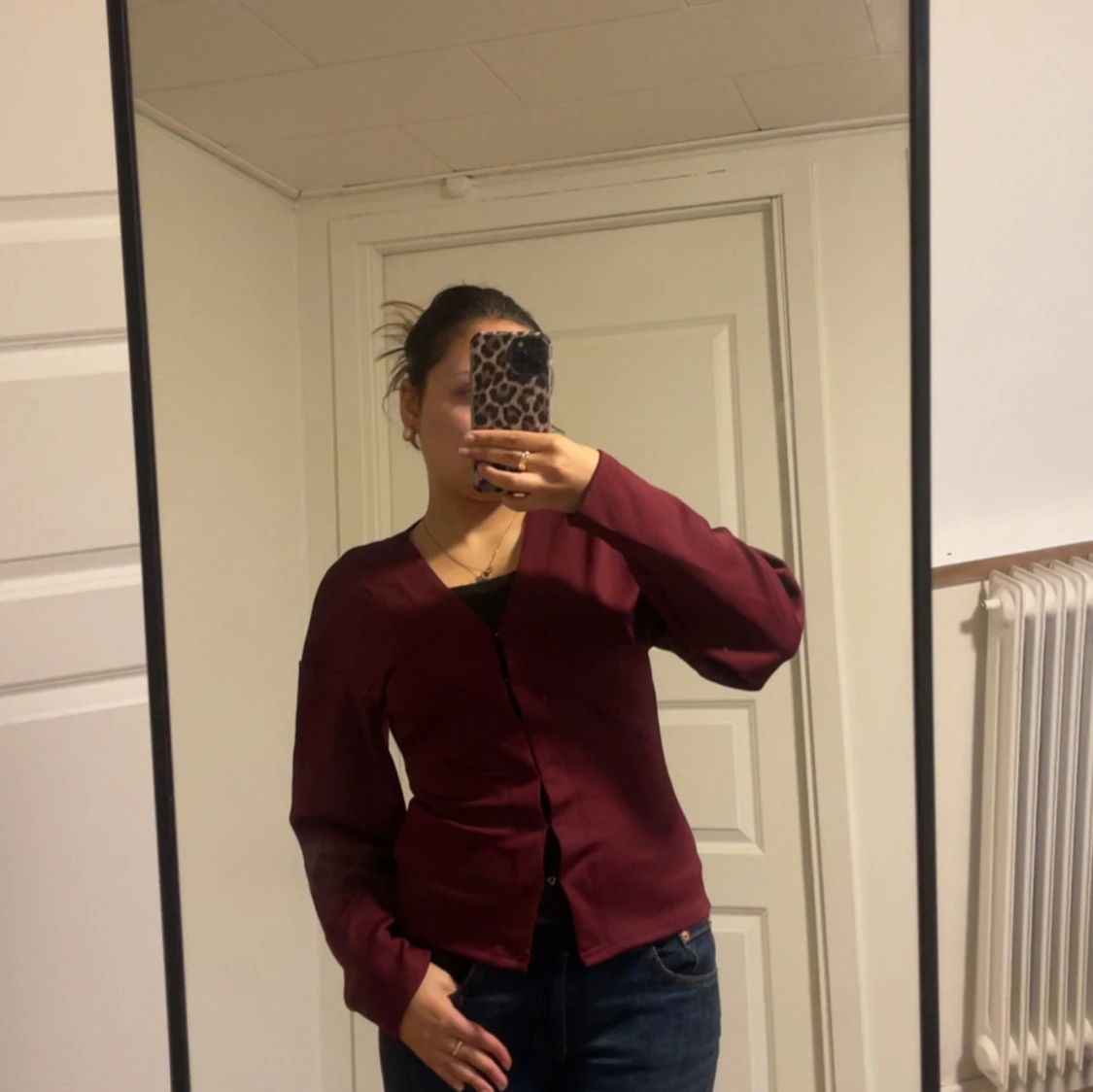 Vinröd kofta med knappar