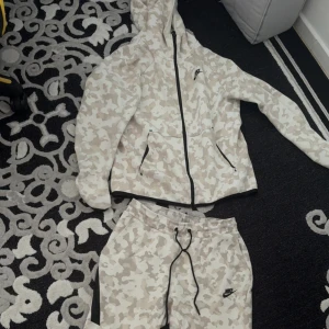 Nike Tech Fleece (SÄLLSYNT) - Säljer denna riktigt unika nike tech som inte går o få tag på i nätet, riktigt fräsch OBS!! Dragkedjan på koftan är sydd så de går inte o öppna endast stänga mer info finns privat. Pris kan diskuteras!!!!!