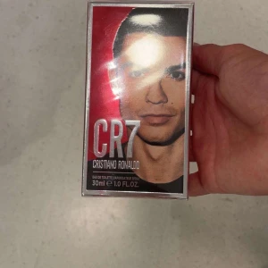 CR7 parfym av Cristiano Ronaldo 30ml - Säljer en CR7 parfym av Cristiano Ronaldo, 30ml eau de toilette. Flaskan är i rött glas med silverdetaljer och tydlig CR7-logga framtill. Kommer i en snygg röd och svart kartong med Cristiano Ronaldos namn på framsidan.