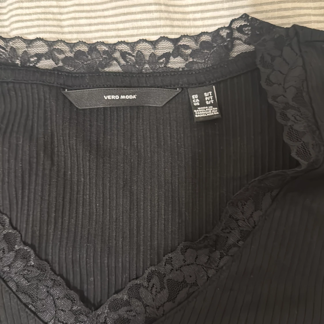 Svart ribbad topp med spets från Vero Moda - 3