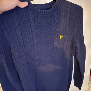 Lyle&scott stickad tröja - En stickad lyle&scott tröja i storlek m inga defekter osv  