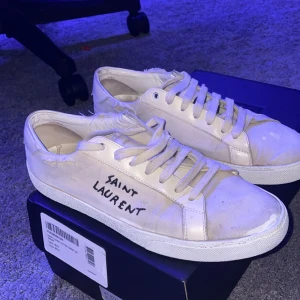 Saint laurent skor - Säljer ett par saint Laurent skor. Box följer med!Okej skick, finns defekter, 6/10 skick (slitningarna är från orginalet) 7200 nypris. Vårat pris 2700! Hör av er vid minsta lilla fundering. Passar 42-43! 