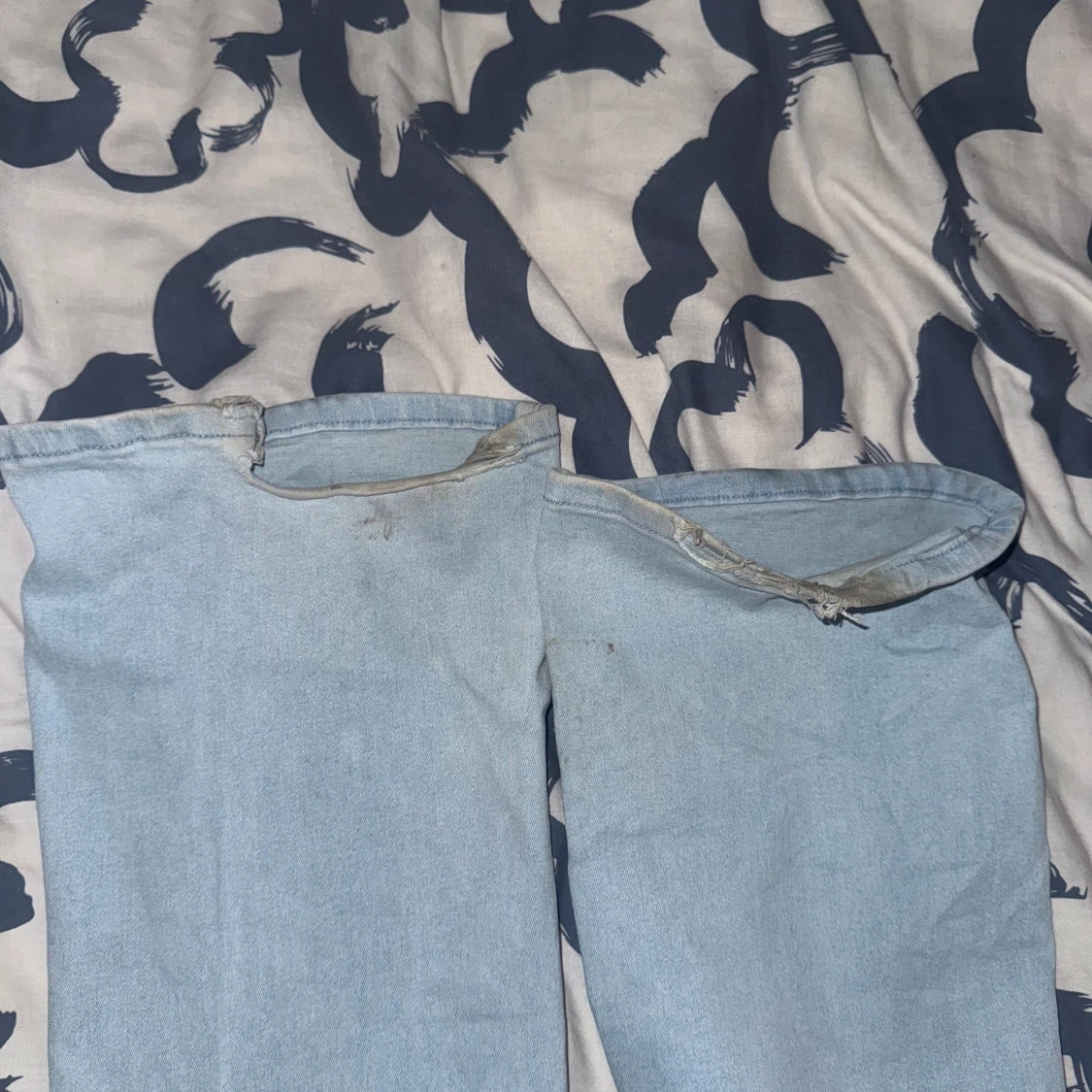 Ljusblå raka jeans med slitna benslut - 2