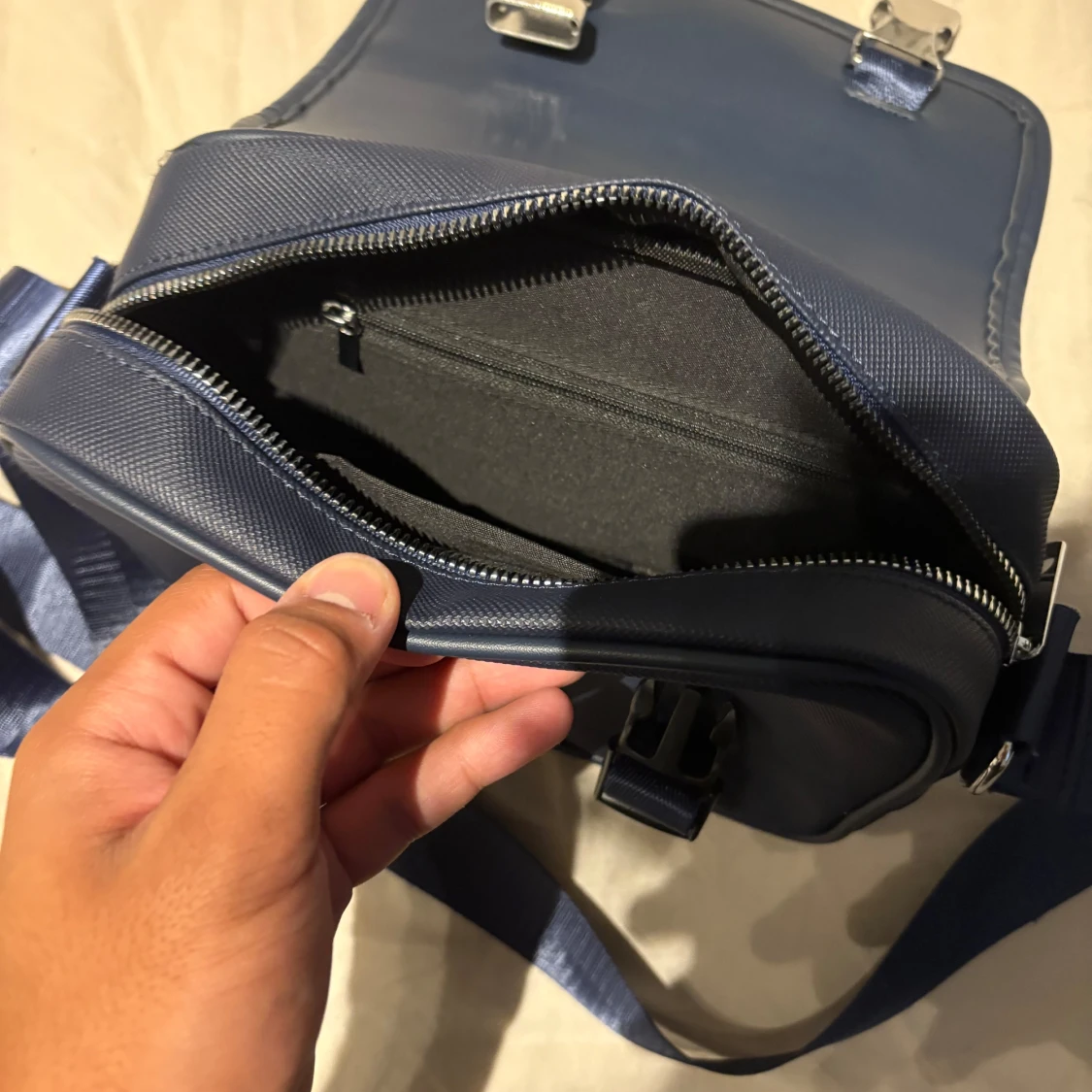 Mörkblå axelväska från Lacoste - 2