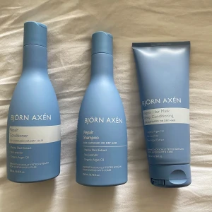 Björn Axén hårvårdspaket blå - Säljer ett set med Björn Axén Repair Conditioner, Shampoo och Hair Mask. Alla i snygga blå förpackningar, veganska och dermatologiskt testade. Innehåller bland annat arganolja, havslavendel och marina växtextrakt. Perfekt för dig med torrt eller skadat hår. Jag skulle säga att du med blekt hår skulle ha nytta av dessa. Helt oöppnade.