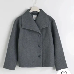 Grå kappa - Jätte fin grå kappa perfekt till hösten🤎 Den är i nyskick och nästan aldrig andvänd, pris kan diskuteras vid snabbt köp❤️ Den är slutsåld på hemsidan och den är i storlek 158/164