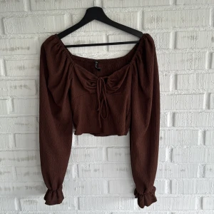 Brun croppad blus med knyt - Brun top från new yorker, storlek XS men väldigt töjbar så passar även S med😊 