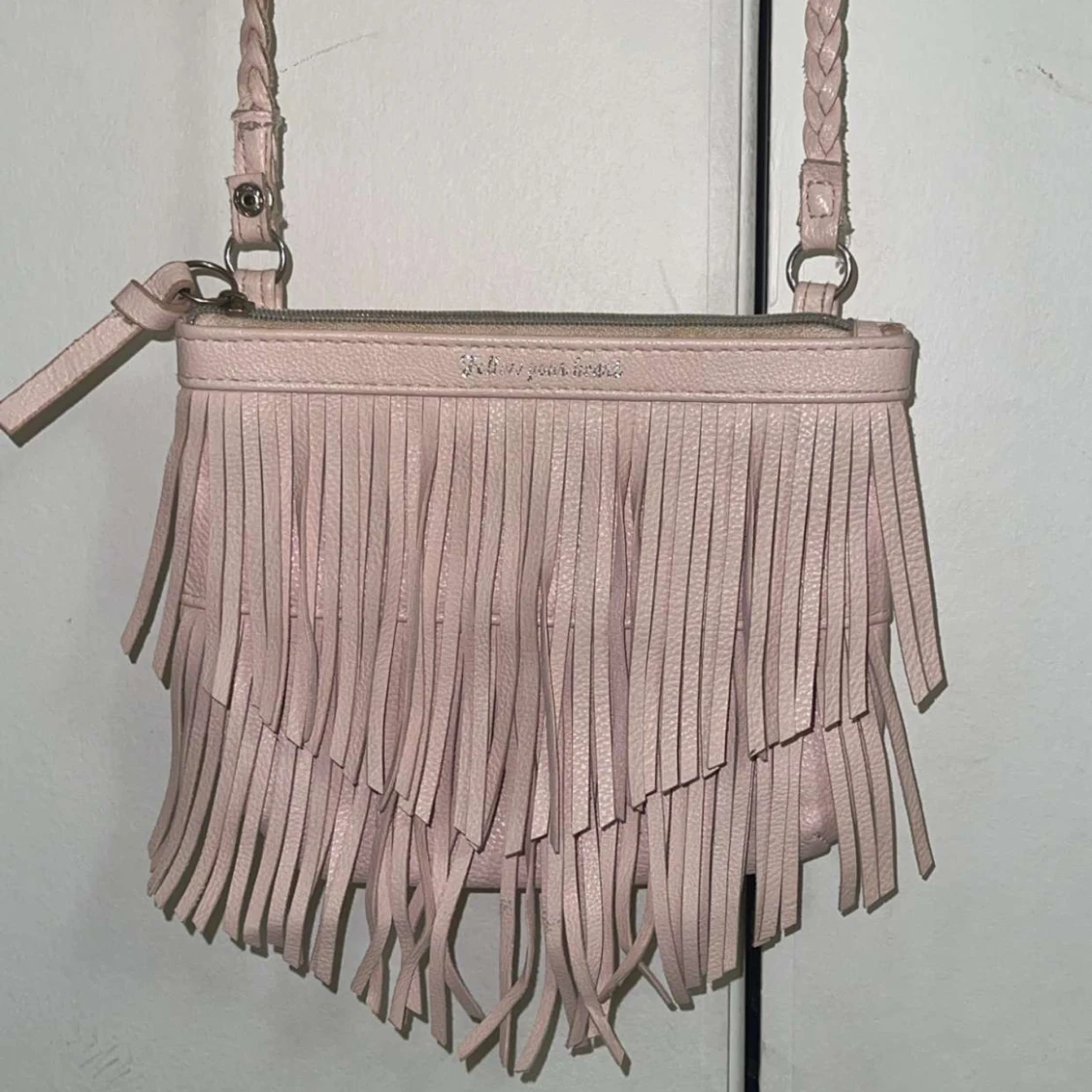 Ljusrosa axelväska med fransar
