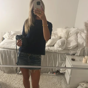 Marinblå stickad t shirt  - Säljer en snygg marinblå stickad t shirt från Kappahl st 170 men passar mig med xs-s aldrig använd🩷