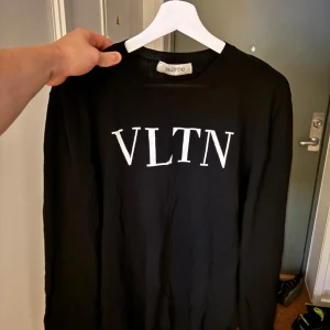 Valentino garavani tunn stickad tröja - Passar M & L använd kanske 3 gånger 