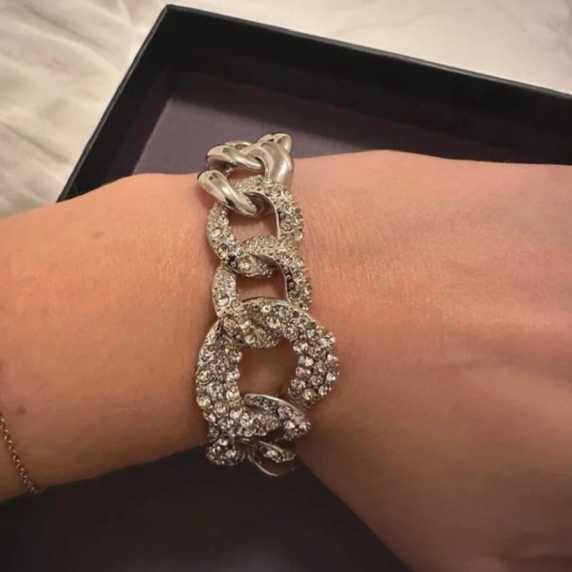 Silverfärgad armband med strass