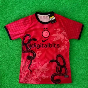 Inter Milan röd Nike fotbollströja - Inter Milan fotbollströja i rött med svarta detaljer och tryck. Tröjan har korta ärmar, svart krage och coolt ormmotiv samt blommönster på framsidan. Digitalbits sponsorlogga och klubbmärke på bröstet. Tillverkad i lätt och ventilerande material.