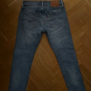 Levi's 512 blå jeans 29/30 - Levi’s 512 Jeans i storlek 29/30. Jeansen är i mycket bra skick!