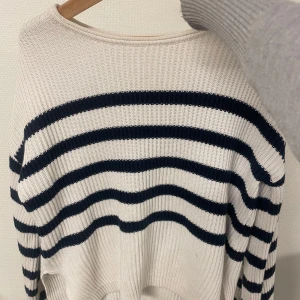 Randig stickad tröja från Vila - Vit och marinblå randig stickad tröja från Vila i storlek S. Sparsamt använd. Köpt för 499, säljs för 199kr. Köparen står för frakten! 