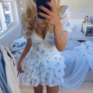 Vylander klänning - Jättefin blommig klänning från Vylander/Zara liknande!💗säljer endast då den tyvärr e för liten för mig💗💗hör av er vid frågor eller fler bilder!💗