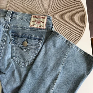 True Religion Joey Low Rise Flare Jeans - Supersnygga ljusblå jeans från True Religion, helt oanvända endast testade! Midjemått är ca 36 cm rakt över och innerbenslängden är ca 81/82 cm 💕 Jag är ca 166 å de passar mig bra 💕