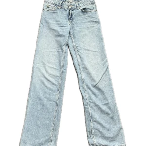 Ljusblå wide jeans från 157 - Söta lågmidjade jeans i super snygg ljusblå färg (lite blåare i verkligheten än på bilderna), stilen low rider från lager 157, storlek xxs, midjemått 35cm, innerbenslängd 77cm! 