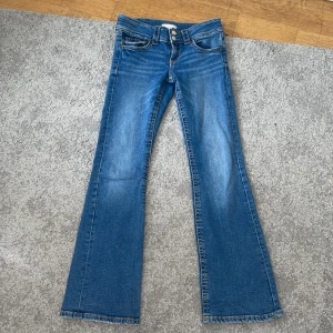 Blå bootcut jeans från Gina Tricot - Snygga blå jeans från Gina Tricot i bootcut-modell. Säljer för att de inte passar längre men de är i bra skick för jag har använt de max 5 gånger! Nypris 350 ish.