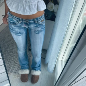 Lågmidjade bootcut jeans från crazy age - Säljer ett par supersnygga lågmidjade jeans från crazy age som är i ny skick. Midjemått: 38 cm rakt över innerben: 82 cm💕går bra att köpa här annars köp gärna via min vinted då behöver varken jag eller du betala extra kostnad för ”trygg försäljning”